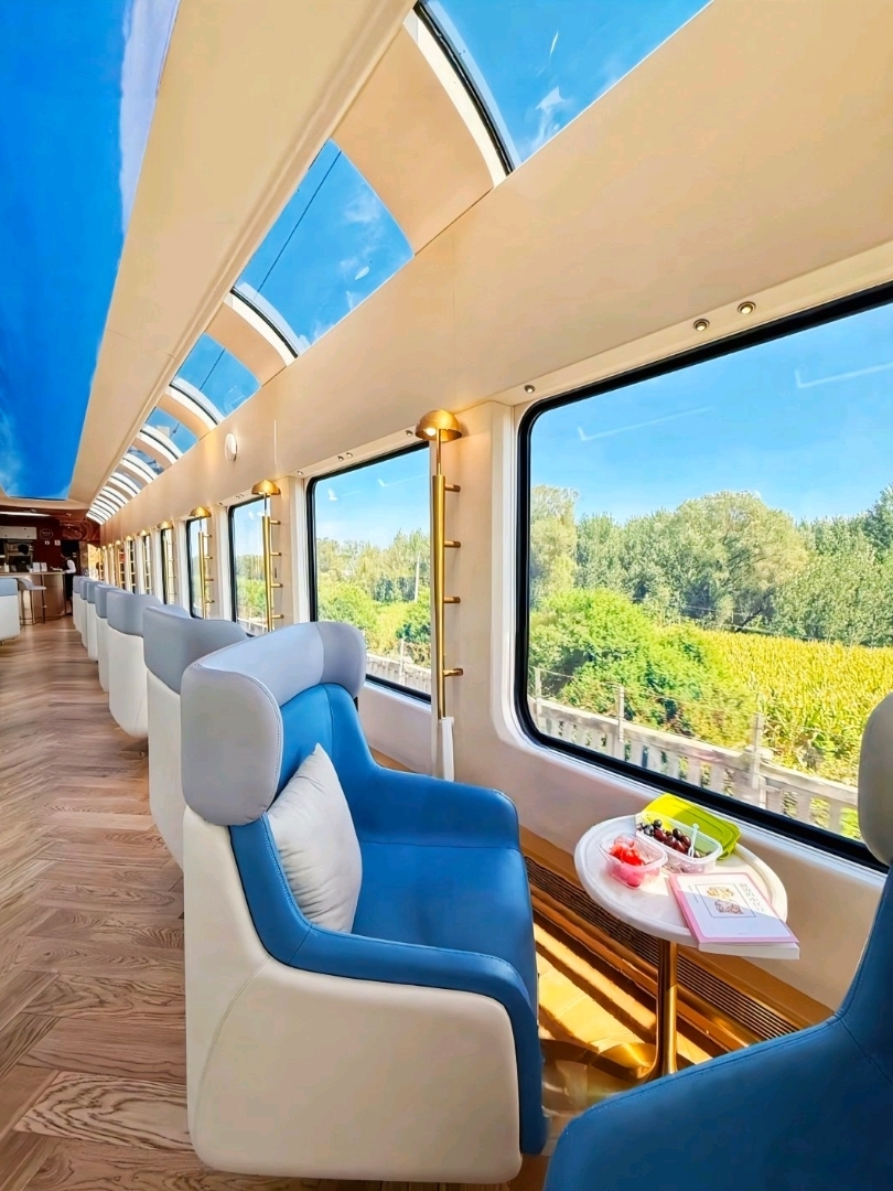 Kereta ini sangat populer di aplikasi Tiongkok karena merupakan "Kereta Panorama dengan Pemandangan Laut dari Beijing dengan Gerbong Kaca." Hanya membutuhkan waktu sekitar 3 jam untuk mencapai laut 🌊🚄 dan tujuan akhirnya adalah Beidaihe / Qinhuangdao.

3 jam penuh keseruan, akhirnya naik kereta untuk menikmati pemandangan panorama di kereta dengan gerbong kaca yang berjalan dari Beijing ke laut. Sepanjang perjalanan, Anda bisa:
🎨 Melukis
🌊 Menikmati pemandangan
🎭 Menonton pertunjukan di kereta
Sangat menghibur sehingga tanpa terasa Anda sudah sampai di tujuan. Selama 3 jam penuh, tidak ada waktu yang membosankan. Sempurna untuk perjalanan liburan, tanpa macet, tanpa kelelahan perjalanan.
⚠️ Disarankan untuk mengatur alarm, atau Anda mungkin terlalu asyik hingga lupa turun 😂

Rute Kereta
🚄 Rute Yanzhao Beijing
➡️ Tangshan Utara
➡️ Stasiun Beidaihe
➡️ Stasiun Qinhuangdao
Sangat cocok untuk perjalanan ke pantai seperti
🌊 Aranya
🌊 Blue Coast

Jadwal Aktivitas di Kereta
🎭 Gerbong Hiburan (Gerbong Aktivitas – Gerbong 2)
🐒 Teater Mini Wayang Kulit
Teater wayang kulit
⏰ 08:45–09:05 / 13:30–14:00
🎨 Grafiti Jendela
Melukis di jendela kereta
⏰ 09:10–10:10 / 14:10–15:10
🎀 Kerajinan Tanah Liat
Aktivitas membuat model tanah liat
⏰ 10:10–11:00 / 15:10–16:00

Pertunjukan di Kereta
🚞 Gerbong Pemandangan – Gerbong 8
💃 Pertunjukan Tari 1
⏰ 09:50–10:00 / 14:40–14:50
🎤 Band Langsung
⏰ 10:10–10:30 / 15:00–15:20
🩰 Pertunjukan Tari 2
⏰ 10:40–10:50 / 15:30–15:40
🔥 Tarian Flash Mob
📍 Gerbong 3 / 4 / 6 / 7
⏰ 11:00–11:10 / 15:50–16:00

Informasi Penting
🪟 Jendela panorama penuh
💺 Kursi dapat berputar 360°
🔌 Tersedia port pengisian daya
🚪 Gerbong 5
Suite pribadi dengan kamar mandi pribadi
Kotak camilan khas Beijing dan gerbong makan untuk minuman tersedia
Anak-anak di bawah 6 tahun gratis jika tidak menempati kursi