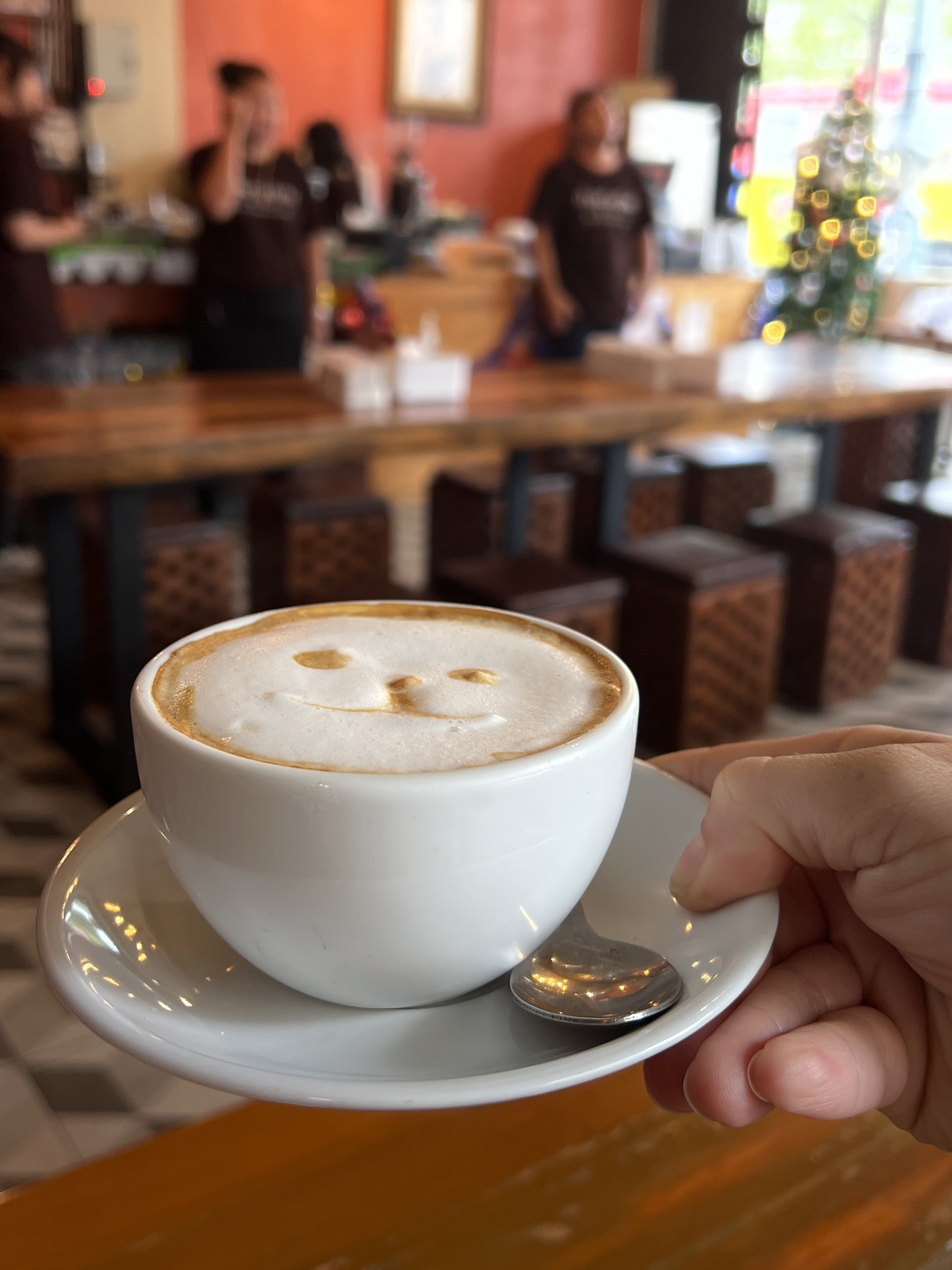 Baru pertama kali mau ke Bangkok?!

Ini dia rencana perjalanan 4 hari yang simpel tapi lengkap, mulai dari ikon wisata populer, kuliner enak, suasana kota yang modern, sampai spot tersembunyi ala warga lokal.

📍 Hari ke-1 – Wisata Ikonik Bangkok
Mampir ke Grand Palace, Wat Pho, Wat Arun, terus lanjut nikmatin sunset cruise di Sungai Chao Phraya.

🍜 Hari ke-2 – Pesta Street Food
Eksplor Chinatown Yaowarat, Jodd Fairs Night Market, jangan lupa cobain mango sticky rice, boat noodles, dan Thai milk tea yang asli.

🌆 Hari ke-3 – Sisi Modern Bangkok
Cek pemandangan dari Mahanakhon Skywalk, belanja di Siam Paragon & CentralWorld, terus santai sore di Taman Benjakitti.

🏮 Hari ke-4 – Sisi Lain Bangkok
Blusukan ke Talad Noi, nongkrong di kafe lokal, liat kanal, street art, dan sudut kota yang lebih tenang.

Bangkok beneran bikin kaget karena ternyata bukan cuma soal kuil dan mall doang. Tiap sudutnya punya vibe yang beda dan unik banget.

⭐ Simpan postingan ini buat bekal liburan kamu nanti.

✈️ Share ke temen yang ada rencana ke Thailand!

👇 Dari itinerary di atas, hari mana yang paling bikin kamu penasaran?