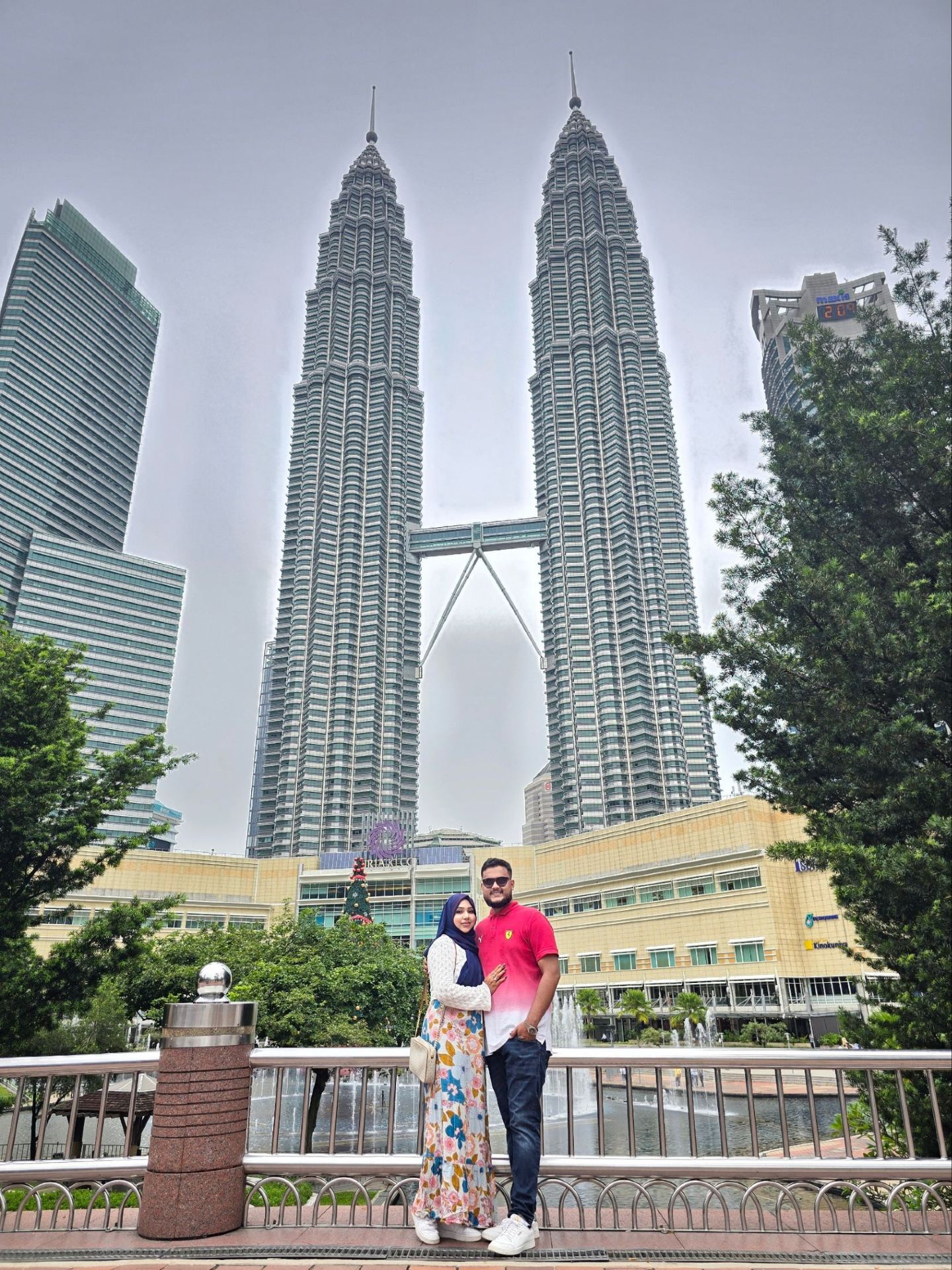 Pengalaman Perjalanan 10 Hari Saya di Malaysia 🇲🇾

Perjalanan 10 hari saya ke Malaysia dipenuhi dengan tempat-tempat indah, makanan lezat, petualangan seru, dan kenangan tak terlupakan yang tak terhitung jumlahnya. Dari Kuala Lumpur hingga Langkawi, Penang, dan Genting Highlands, setiap destinasi menawarkan sesuatu yang unik dan istimewa.

Hari 1 – Kedatangan di Kuala Lumpur

Saya mendarat di Bandara Internasional Kuala Lumpur dan langsung naik taksi Grab ke hotel saya. Saya menghabiskan malam pertama saya di Hotel Metrostar.

Di malam hari, saya menjelajahi beberapa tempat wisata paling ikonik di Kuala Lumpur, termasuk Pavilion Kuala Lumpur di Bukit Bintang, Menara Kembar Petronas, dan Jalan Alor Food Street. Suasana kota yang ramai di malam hari benar-benar menakjubkan.

Hari 2 – Menjelajahi Kuala Lumpur & Perjalanan ke Langkawi

Pada hari kedua, saya mengikuti tur kota Kuala Lumpur dan mengunjungi Lapangan Kemerdekaan, Menara KL, dan Taman KL.

Di malam hari, saya naik bus dari Kuala Lumpur ke Kuala Perlis. Dari Kuala Perlis, saya melanjutkan perjalanan ke Langkawi dengan feri.

Hari ke-3 – Tiba di Langkawi

Setelah tiba di Langkawi, saya check-in di Malibest Resort.

Setelah beristirahat di hotel, saya pergi ke Pantai Cenang, di mana saya menikmati berenang dan bersantai di tepi laut. Di malam hari, saya menjelajahi area sekitarnya dan menikmati suasana meriah Cenang.

Hari ke-4 – Jembatan Langkawi Sky Bridge

Pada Hari ke-4, saya mengunjungi Oriental Village dan naik ke Jembatan Langkawi Sky Bridge yang terkenal.

Pemandangan dari Sky Bridge sangat menakjubkan. Saya menghabiskan waktu yang indah menikmati keindahan alam Langkawi dan pemandangan pegunungan dan laut di sekitarnya yang memukau.

Hari ke-5 – Menjelajahi Langkawi dengan Mobil

Pada hari kelima, saya menyewa mobil dan menjelajahi Langkawi sendiri.

Saya berkendara ke Eagle Square, salah satu tempat favorit saya di Langkawi. Saya sangat menyukai suasana dan lingkungan Eagle Square.

Karena Langkawi adalah pulau bebas bea, saya juga banyak berbelanja dan menikmati menjelajahi banyak toko bebas bea.

Hari ke-6 – Langkawi ke Penang

Saya naik pesawat dari Bandara Langkawi ke Penang.

Setelah tiba di Penang, saya check-in di Chulia Heritage Hotel di George Town. Sore harinya, saya menjelajahi daerah sekitar George Town.

Malam harinya, saya menikmati kehidupan malam Penang dan menghabiskan malam yang santai menjelajahi kota setelah gelap.

Hari ke-7 – Penang Hill & George Town

Saya memulai pagi hari dengan mengunjungi Penang Hill.

Keindahan alam dan lingkungan yang damai di Penang Hill sangat mengesankan saya. Itu adalah salah satu tempat yang paling saya nikmati selama perjalanan saya.

Setelah kembali ke hotel dan beristirahat, saya menghabiskan sore hari menjelajahi George Town dan menikmati arsitektur yang indah, bangunan bersejarah, dan suasana budaya yang unik.

Hari ke-8 – Kembali ke Kuala Lumpur

Pada Hari ke-8, saya naik bus dari Penang kembali ke Kuala Lumpur.

Setelah tiba di Kuala Lumpur, saya check-in di Hotel Izumi, yang terletak tepat di jantung Bukit Bintang.

Pada malam harinya, saya mengunjungi Berjaya Times Square dan menghabiskan waktu yang menyenangkan menjelajahi area tersebut.

Hari ke-9 – Genting Highlands

Pada hari kesembilan, saya melakukan perjalanan dari Bukit Bintang ke Genting Highlands.

Saya sangat menyukai Genting Highlands. Cuaca yang sejuk, pemandangan pegunungan yang indah, dan suasana keseluruhan membuat perjalanan ini sangat menyenangkan.

Saya menghabiskan sepanjang hari menjelajahi dan menikmati keindahan Genting Highlands sebelum kembali ke hotel saya di Kuala Lumpur.

Hari ke-10 – Keberangkatan

Pada hari terakhir, saya check-out dari hotel dan menuju bandara.

Setelah perjalanan 10 hari yang luar biasa di Malaysia, saya naik pesawat dan kembali ke rumah dengan kenangan indah yang tak terhitung jumlahnya.

Makanan & Pengalaman Lokal 🍜🦐🥭

Salah satu bagian terbaik dari perjalanan kami di Malaysia adalah makanannya.

Sepanjang perjalanan, kami selalu berusaha untuk menikmati makanan lokal Malaysia, hidangan laut, dan jajanan kaki lima, daripada hanya terpaku pada masakan internasional yang sudah familiar. Kami menikmati berbagai hidangan lokal, makanan laut segar, dan beragam jajanan kaki lima yang lezat.

Kami juga menikmati banyak buah-buahan tropis musiman, yang membuat pengalaman kuliner semakin istimewa.

Pengalaman Keseluruhan Saya 🇲🇾

Perjalanan saya ke Malaysia memberi saya banyak pengalaman indah dan kenangan tak terlupakan. Dari cakrawala modern Kuala Lumpur hingga pantai Langkawi, pesona bersejarah George Town, keindahan damai Penang Hill, dan pegunungan sejuk Genting Highlands, setiap destinasi memiliki karakter uniknya sendiri.

Itu adalah kombinasi sempurna antara kehidupan kota, pantai, alam, petualangan, belanja, makanan lokal, budaya, dan relaksasi.

Malaysia akan selalu menjadi salah satu pengalaman perjalanan paling berkesan dalam hidup saya. ❤️🇲🇾