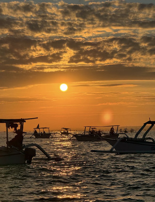 Golden Hour di Bali Melukis Langit dengan Warna Api dan Cahaya.