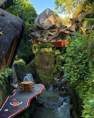 Nuansa Bali yang memukau 🌴✨ Selami jantung pulau di Ulaman Eco Luxury Resort, tempat gaya hutan yang chic berpadu dengan kemewahan zen. Yang paling menakjubkan? Suasananya—subur, liar, tenang, dan sangat Instagramable. Jika Anda mendambakan kedamaian, arsitektur ramah lingkungan, dan sentuhan magis retret, inilah tempatnya.

Tempat Terbaik untuk Dikunjungi
Ulaman Eco Luxury Resort (Jl. Raya Buwit, Buwit, Kediri, Kabupaten Tabanan): Anda akan merasa seperti tinggal di pepohonan. Kamar-kamarnya sangat mewah—bayangkan tempat tidur yang nyaman, tata letak yang lapang, dan pemandangan alam panorama yang menyegarkan jiwa Anda. Semuanya dijaga kebersihannya, dari suite Anda hingga area umum. Staf akan memperlakukan Anda seperti VIP: mereka ramah, cepat membantu, dan menambah suasana santai.

Tips pribadi: Perhatikan detail kecil di kamar Anda; fasilitasnya dirancang dengan kepekaan ekologis. Jika Anda suka melepaskan diri dari kesibukan, tempat ini sangat cocok—matikan ponsel Anda dan nikmati kesunyiannya. Untuk layanan, tim selalu siap membantu, tetapi jangan ragu untuk melaporkan masalah apa pun. Beberapa tamu telah memperhatikan adanya serangga yang mengganggu dan masalah kecil di kamar mandi, jadi mintalah pembersihan tambahan atau penggantian kamar jika diperlukan.

Transportasi & Hal-Hal yang Berguna
Naik taksi atau sewa skuter jika Anda ingin menjelajahi sawah Tabanan atau air terjun tersembunyi di dekatnya. Jangan lewatkan prasmanan berbasis tumbuhan di hotel—segar, lezat, dan lokal. Tips cuaca: Bali lembap, jadi bawalah pakaian berlapis tipis dan pastikan Anda menggunakan semprotan anti serangga.

#BaliEco #LuxuryRetreat #TabananTravel #UlamanResort #GreenGetaway