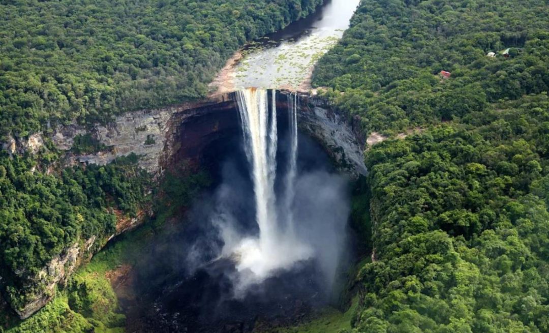 💦 Discover Kaieteur Falls: Guyana’s Wild Natural Wonder! 🇬🇾🌿