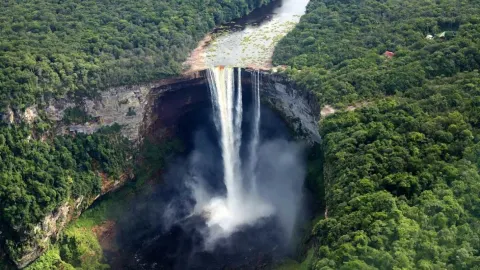 💦 Discover Kaieteur Falls: Guyana’s Wild Natural Wonder! 🇬🇾🌿 — traveler post in Georgetown