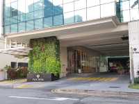 “Clarke Quay Comfort: Stylish Stay with Riverside Ease”