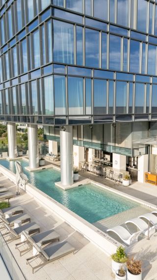 Pool Time พาสต้า และห้องสวีทสุดสบายที่ Frisco