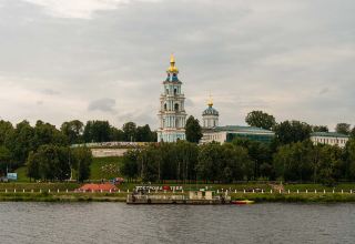 Кострома — российский город, где над рекой возвышается монастырь, а в воздухе витает дух Золотого кольца.
