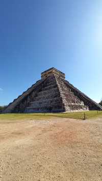 🌅 Early morning at Chichén Itzá – A Wonder of the World in Silence 🏛️✨