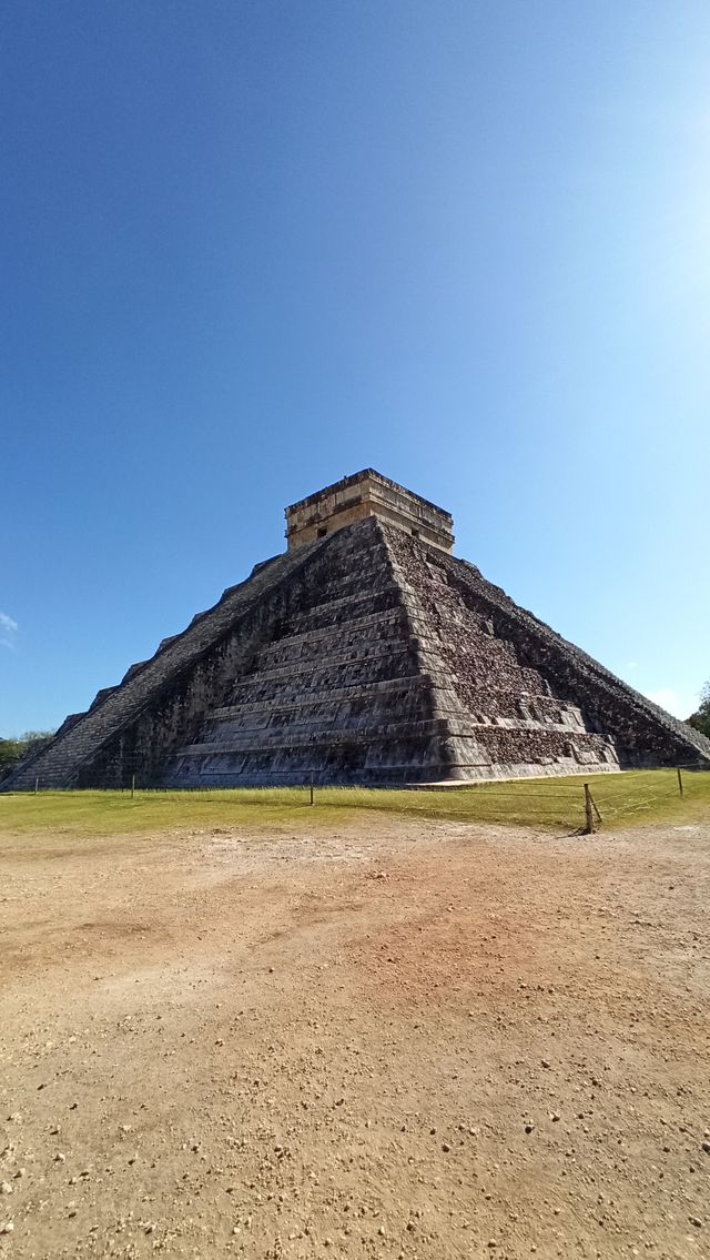 🌅 Early morning at Chichén Itzá – A Wonder of the World in Silence 🏛️✨