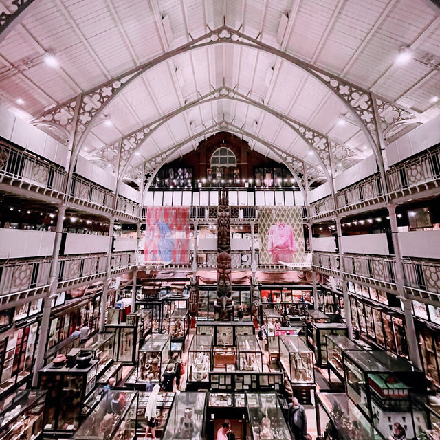 🎒🔍 Discover Oxford’s Free Pitt Rivers Museum! 🇬🇧✨