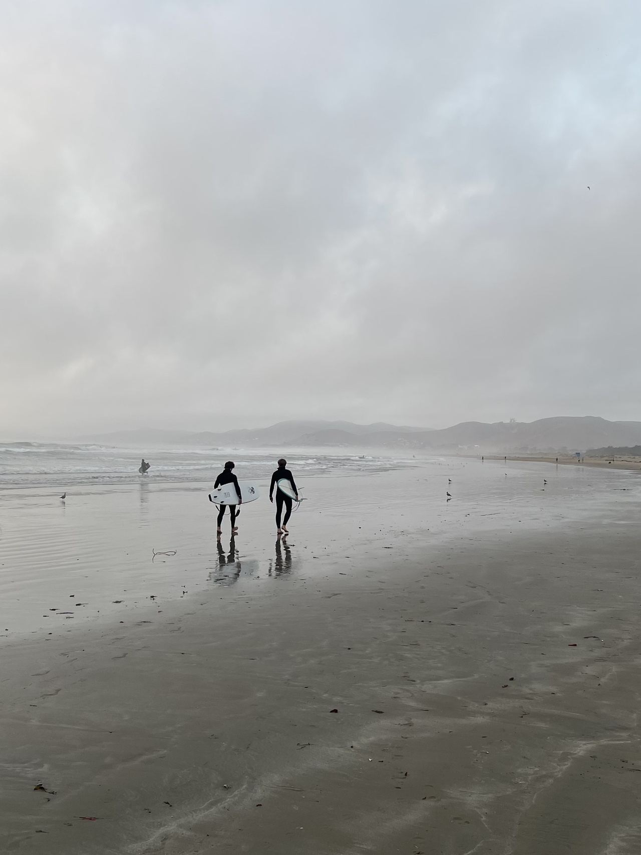 โต้คลื่นที่หาด Morro Rock! 🏄🌊
สถานที่ท่องเที่ยวริมชายฝั่งตอนกลางอันโดดเด่นแห่งนี้ เต็มไปด้วยบรรยากาศแบบชายฝั่งตะวันตก ลองนึกภาพทิวทัศน์อันงดงาม วัฒนธรรมการเล่นเซิร์ฟท้องถิ่น และช่วงเวลาพักผ่อนสบายๆ บนผืนทราย Morro Rock ตั้งตระหง่านเหนือชายฝั่ง มอบฉากหลังอันน่าทึ่งสำหรับการผจญภัยและการพักผ่อนอย่างเท่าเทียมกัน

🧭 เส้นทางแนะนำ
เริ่มต้นที่ทางเข้าชายหาดบนถนน Coleman Dr เพื่อการเดินทางที่สะดวก เดินขึ้นเหนือเพื่อเช็คคลื่นอย่างรวดเร็ว หรือเดินลงใต้เพื่อไปยังแอ่งทรายและแอ่งน้ำที่เงียบสงบกว่า เหมาะสำหรับผู้ที่ต้องการพักจากการเล่นกระดานโต้คลื่น

🏄 ประสบการณ์ที่ไม่ควรพลาด
สัมผัสคลื่นยามเช้า! โดยทั่วไปแล้ว Morro Bay จะมีคลื่นแตกเป็นระยะๆ เหมาะสำหรับผู้เล่นทุกระดับ หากคุณไม่ได้นำกระดานโต้คลื่นมาเอง สามารถเช่ากระดานจากร้านในพื้นที่ และพูดคุยกับนักเล่นกระดานโต้คลื่นเพื่อขอคำแนะนำเกี่ยวกับสภาพอากาศปัจจุบัน หลังจากเล่นกระดานโต้คลื่นเสร็จแล้ว เดินเล่นรอบฐานของ Morro Rock เพื่อชมสัตว์ป่าที่น่าทึ่ง (แมวน้ำ นกกระทุง นาก!)

📸 มุมถ่ายรูปสุดเก๋
ถ่ายภาพพระอาทิตย์ขึ้นเหนือ Morro Rock พร้อมเงานักเล่นเซิร์ฟตัดกับแสงสีทอง หากต้องการเก็บภาพบรรยากาศสุดพิเศษ ลองบันทึกภาพจากแอ่งน้ำขึ้นน้ำลงหรือท่าเทียบเรือที่ปลายสุดของชายหาด

📝 เคล็ดลับสำหรับการท่องเที่ยว
ลมเริ่มแรงในช่วงสาย — คนตื่นเช้าจะได้สัมผัสคลื่นใสๆ และคนต่อแถวน้อยลง จอดรถฟรีริมถนน Coleman Dr แต่ควรมาก่อน 9 โมงเช้าเพื่อจุดที่ดีที่สุด แม้แต่ในฤดูร้อนก็ควรมีชุดดำน้ำ (น้ำในมหาสมุทรแปซิฟิกค่อนข้างแรง!) และเตรียมของว่างมาด้วย เพราะไม่มีแผงขายอาหารบนหาดทราย

⚠️ ข้อควรระวัง
ระวังกระแสน้ำที่เปลี่ยนแปลงและปฏิบัติตามคำเตือนของเจ้าหน้าที่รักษาความปลอดภัย อย่าปีน Morro Rock เพราะที่นี่มีเขตคุ้มครองและมีค่าปรับค่อนข้างสูง

#MorroBay #SurfTrip #CaliforniaBeaches #WestCoastVibes #TravelNotes