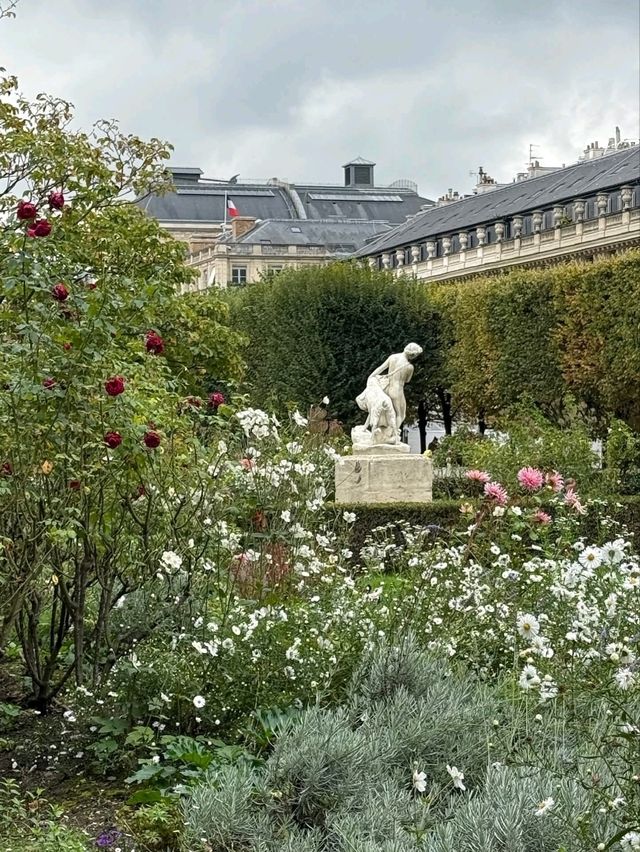 Spooky Striped Shadows: Halloween Tips & Tricks at Palais Royal, Paris 👻 Spooky Striped Shadows: Halloween Tips & Tricks at Palais Royal, Paris 👻