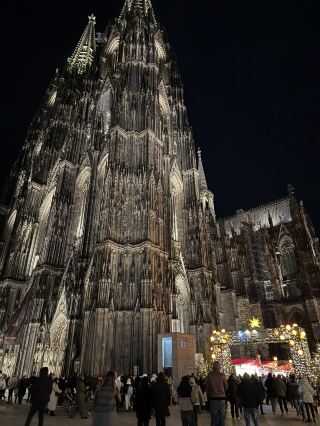 德國科隆是第四大城，以世界文化遺產科隆大教堂聞名，這座哥特式建築高聳入雲，是德國地標之一，教堂內收藏有三王聖龕，值得細賞。市區景點密集，包括霍亨索倫橋（情人橋）、路德維希博物館、伊姆霍夫巧克力博物館、瓦爾拉夫-里夏茨博物館，以及萊茵河畔的三角大廈，可俯瞰城市全景。住宿選擇多元，從市中心精品旅館到河畔景觀飯店皆有，方便遊客探索城市。美食方面，科隆是古龍水的發源地，同時以德國豬腳、啤酒和傳統萊茵蘭料理著稱，市集和餐廳提供豐富的地道滋味。此外，科隆的節慶如嘉年華、同志大遊行和聖誕市集也為城市增添活力。漫步老城區、欣賞河岸風光，能深刻感受科隆的歷史與現代交融之美。