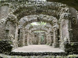 桑斯帕雷爾岩石花園（Felsengarten Sanspareil）位於德國巴伐利亞州拜羅伊特（Bayreuth）與班貝格（Bamberg）之間的桑斯帕雷爾地區（Sanspareil），由拜羅伊特藩侯夫婦於1744年至1748年間營建，是一座融合自然景觀與文學意境的園林。