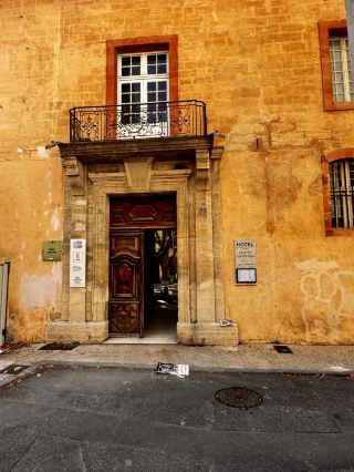  Avignon, France | 28–30 July 2026

3 วัน 2 คืน กับการใช้ชีวิตแบบสโลว์ไลฟ์ในเมืองประวัติศาสตร์ที่มีเสน่ห์ที่สุดแห่งหนึ่งของแคว้น Provence

เดินเล่นในเมืองเก่า Avignon ที่ได้รับการขึ้นทะเบียนเป็นมรดกโลก ชมพระราชวังของพระสันตะปาปา (Palais des Papes) และสะพาน Saint-Bénézet ที่เป็นสัญลักษณ์ของเมือง

แวะคาเฟ่เล็ก ๆ ระหว่างทาง ลองครัวซองต์และขนมอบสไตล์ฝรั่งเศส พร้อมใช้เวลาซึมซับบรรยากาศของเมืองแบบไม่รีบร้อน

มื้อกลางวันที่ L’Épicerie de Ginette ร้านบิสโทรสไตล์วินเทจที่ขึ้นชื่อเรื่อง Tartines และเมนูโฮมเมด บรรยากาศอบอุ่น เป็นอีกหนึ่งร้านที่อยากแนะนำเมื่อมา Avignon

เดินเลือกซื้อของฝาก ขนมท้องถิ่น และผลิตภัณฑ์จากลาเวนเดอร์ ก่อนปิดท้ายวันด้วยการเดินชมเมืองยามเย็นที่เต็มไปด้วยชีวิตชีวา

พักที่ Hôtel Cloître Saint-Louis Avignon โรงแรมที่ดัดแปลงจากอารามเก่าแก่กว่า 400 ปี ผสมผสานประวัติศาสตร์เข้ากับความสะดวกสบายได้อย่างลงตัว

