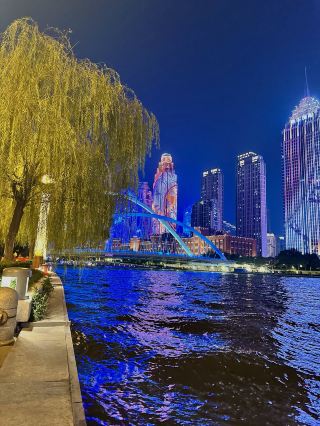 天津夜景:日落後必去的5個地方🌉

1️⃣ 海河與解放橋

夜晚的主要景點是和平區的海河堤岸。當燈光亮起時,河水宛如一面鏡子,倒映著橋樑、摩天大樓和歷史建築。解放橋尤其令人印象深刻。這座雄偉壯麗、燈光璀璨的橋樑彷彿漂浮在水面上。每走一步,都能看到不同的景象。

2️⃣ 海河左岸(河東區)

走到海河左岸,可以欣賞到另一番美麗的夜景。在這裡,您可以飽覽對岸燈火輝煌的堤岸、橋樑以及摩天大樓燈光在水中的倒影。

📍天津摩天台

3️⃣ 天津摩天台(天津摩天台)

🌃300公尺處的觀景台可以俯瞰整個城市的全景!
海河、橋樑、高樓大廈,一切都被照亮了🎇。從上方看,這座城市就像一張發光的地圖。

📍 天津市和平區小白樓街道哈爾濱路35號
天津市和平區小白樓街道哈爾濱道35號
地鐵站: 津灣廣場 地鐵站-D口 - 3號線,金灣廣場 津灣廣場

5️⃣ 河北區義大利風情區

🇮🇹🍕🍝 晚上散步最有氣氛的地方。這個前義大利租界擁有100多座保存完好的哥德式、羅馬式和巴洛克風格的歷史建築。夜幕降臨,當街道燈火通明,便會變得格外迷人。露天餐廳裡,現場音樂悠揚響起🎶🤌🏼😌。

📍世紀鐘廣場(Century Clock Plaza,世紀鐘廣場)

🗼位於天津火車站出口,海河北岸,一座40公尺高的鋼塔矗立於此。它是天津的標誌性建築之一,為慶祝2000年的到來而建。尤其在晚上(晚上7點起),金色的燈光亮起,整棟建築彷彿被賦予了生命,令人印象深刻。

📍河北區海河東路建國路1號世紀鐘廣場

河北區第一大街

☝🏼實用貼士:

⛴️如果您想從水上欣賞天津夜景,一定要體驗夜遊船。這是體驗天津夜景最浪漫的方式。 🎟️門票在濱水碼頭出售。

🕐最佳漫步時間:

晚上 7:00 至 10:00,此時所有燈光都已亮起。

🚲自行車出租:您可以在義大利區租到電動自行車或普通自行車。

📸拍照:最佳拍攝地點包括橋樑、堤防、空中露台,以及日落後以世紀鐘為背景的地點。

🧥建議攜帶輕便外套:傍晚時分,水邊和高處可能會比較涼爽多風。

⚠️請事先查詢天津之眼的開放狀況!

我們於 2026 年 9 月底造訪,當時天津之眼尚未開放。我們特意選擇了一家可以欣賞天津之眼美景的酒店,但最終未能成行。目前沒有任何關於天津之眼開放的資訊。

天津的夜景別具一格,值得花至少兩天時間遊覽!