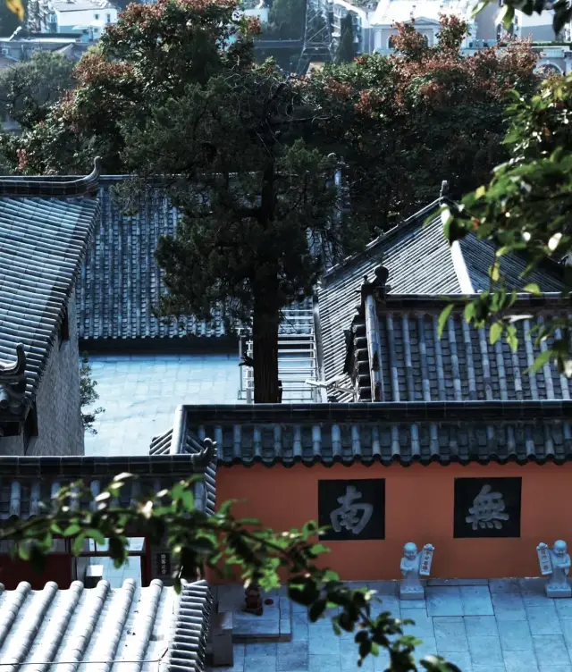 운룡산 아래에 위치한 허저우의 동방 참의 호텔 허저우 운동경 호텔입니다