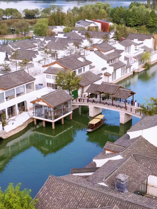 Compared to West Lake, Xiang Lake, an ancient Jiangnan water town, is less crowded