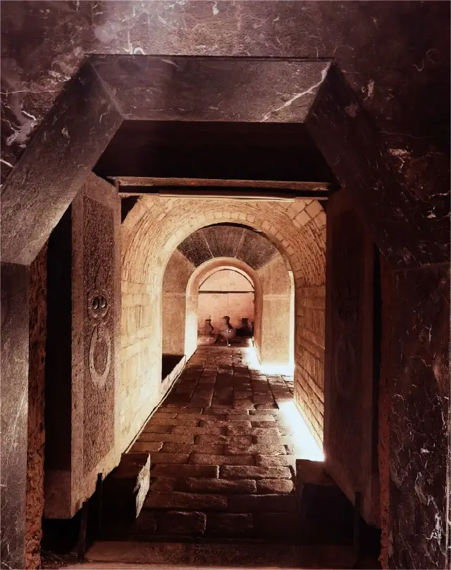 Come to Luoyang Ancient Tomb Museum for an immersive tomb exploration experience