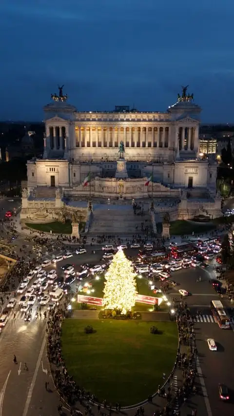 Venezia's Festive Radiance: Revel in the Splendor of Christmas at Piazza Venezia, Rome's Heart of Celebration! 🇮🇹🎄✨