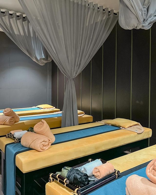 나트랑여행 7박8일 중 4일동안
3번은 리조트, 1번은 나트랑 시내에 위치한 웰스파 2호점에서 마사지를 받았어요 💆🏻‍♀️🤍 유명 리조트 내에 있는 스파와 비교해도 부족한 점이 없었고, 키즈 마사지가 가능해서 어른 둘 & 아이 둘 4인용 가족 룸에서 시원하게 몸 풀기 ✨