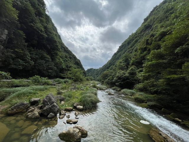 米底河是烏江水系上的一條支流，途經高山深谷，蜿蜒曲折