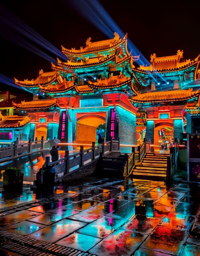 西安賽博朋克古風街，下雨後美爆了！