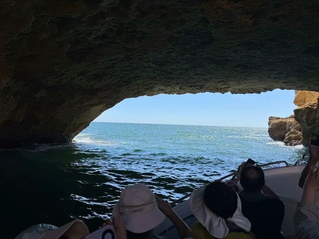 海水浸蝕形成的貝納吉爾海蝕洞