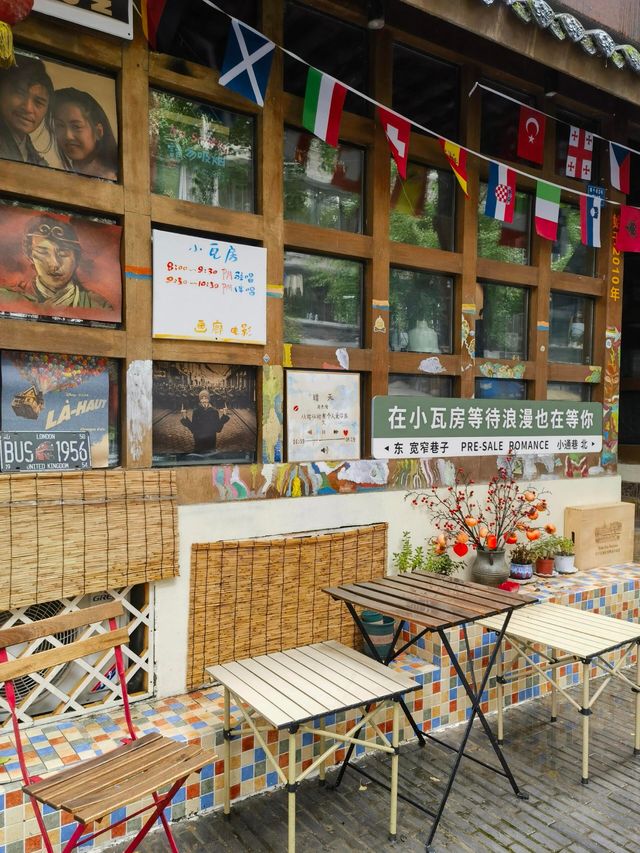 下雨天，穿梭時光的Citywalk，別樣詩意