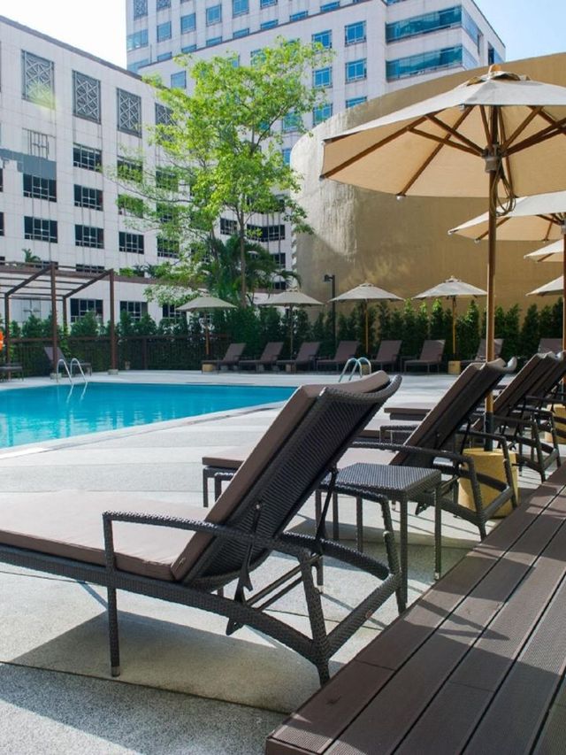 🌟 Bangkok Bliss: Silom's Holiday Inn Delights 🌟