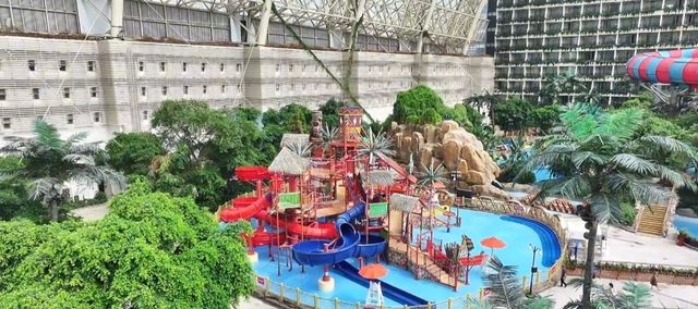 環球中心海洋樂園體驗沙灘玩水的快感，這就是室內玩水樂園，爽啊