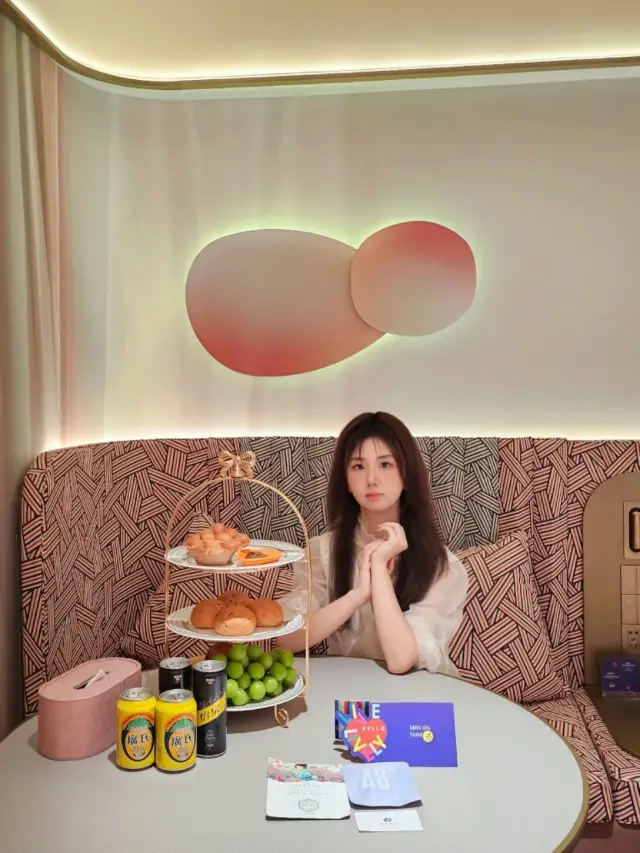 Shenzhen Moxy Hotel | A favorite hotel for Hong Kong people to stay in Shenzhen.