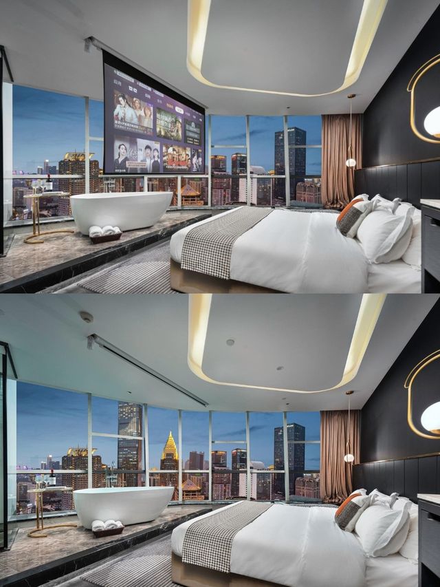 巨大落地玻璃窗俯瞰解放紀念碑璀璨夜景,你想與誰一起欣賞呢?