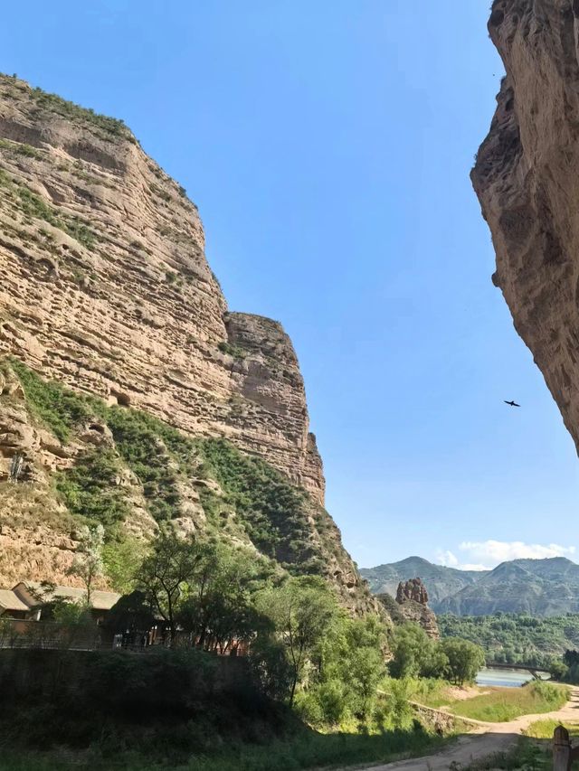 甘肅臨夏 炳靈寺石窟｜又一尊大佛像。