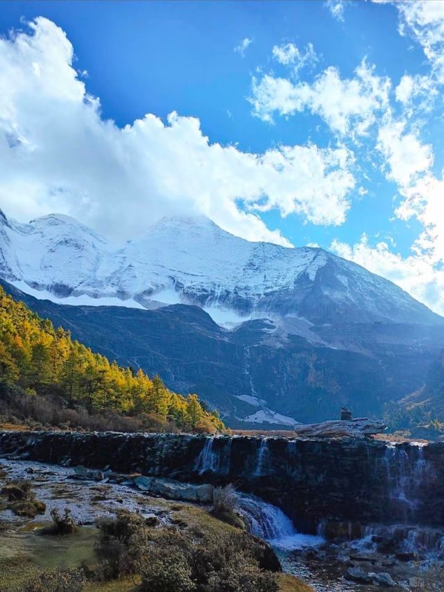 去稻城亞丁看山。