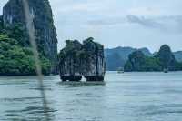 越南洞海：神秘洞穴，碧海藍天映。