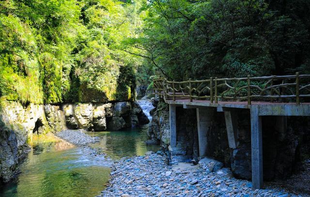 駕道黟西北遊在山水間。