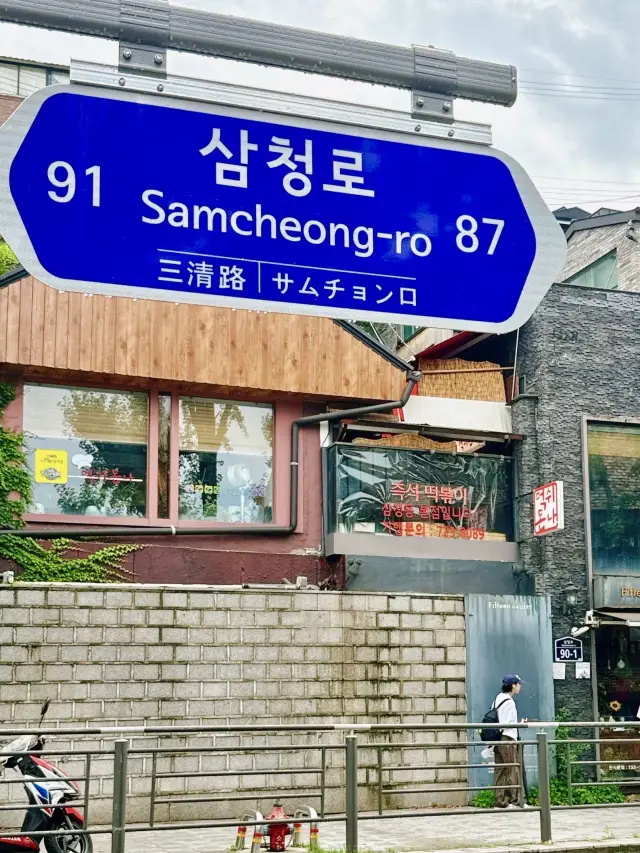 예술의 골목으로 들어가다.