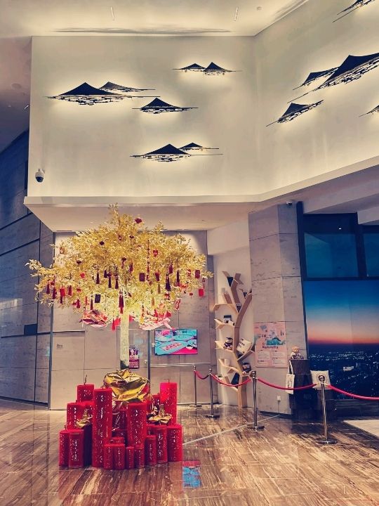 深圳深鐵皇冠假日酒店：空泳池的奇幻之旅