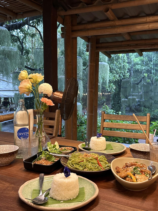 🌿曼谷綠意爆棚咖啡廳！雨天聽雨吃泰餐直接治癒💦