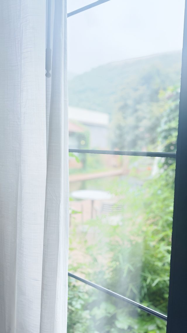 長城腳下掛著水晶燈的別緻院落
