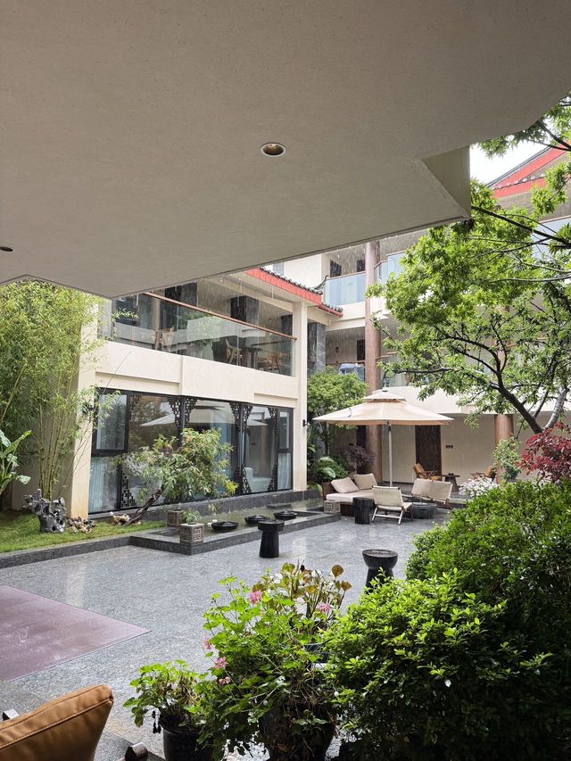 隱藏在麗江古城裡的秘境酒店，彷彿住進藝術館