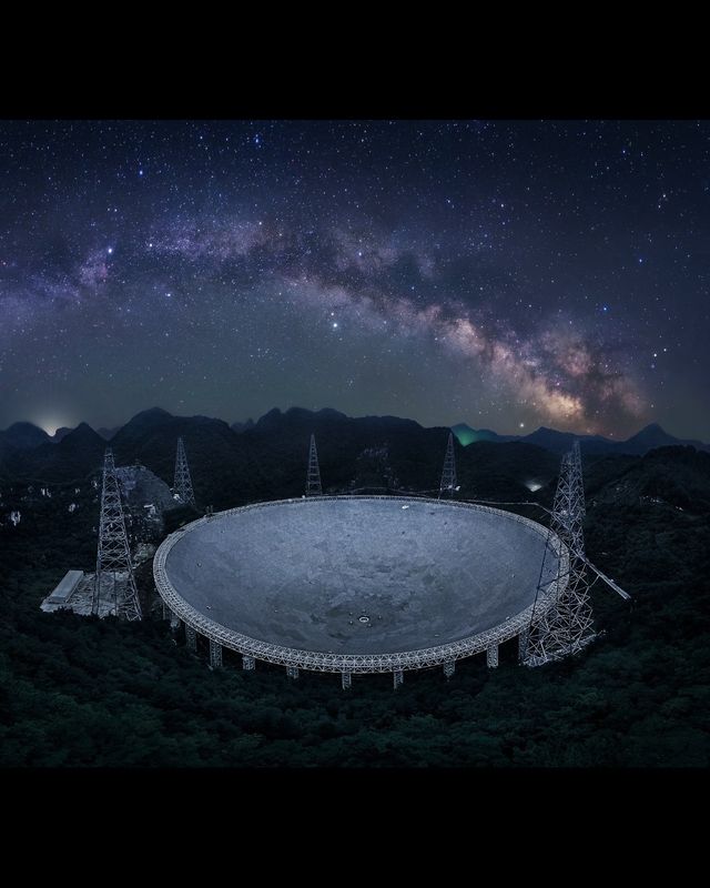 貴州：一半山水，一半人間  當雲霧漫過梵淨山的金頂，當梯田在水光中鋪展七彩畫卷，這片被稱作「山地公園