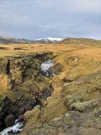 冰島有多層梯級瀑布的斯科加瀑布