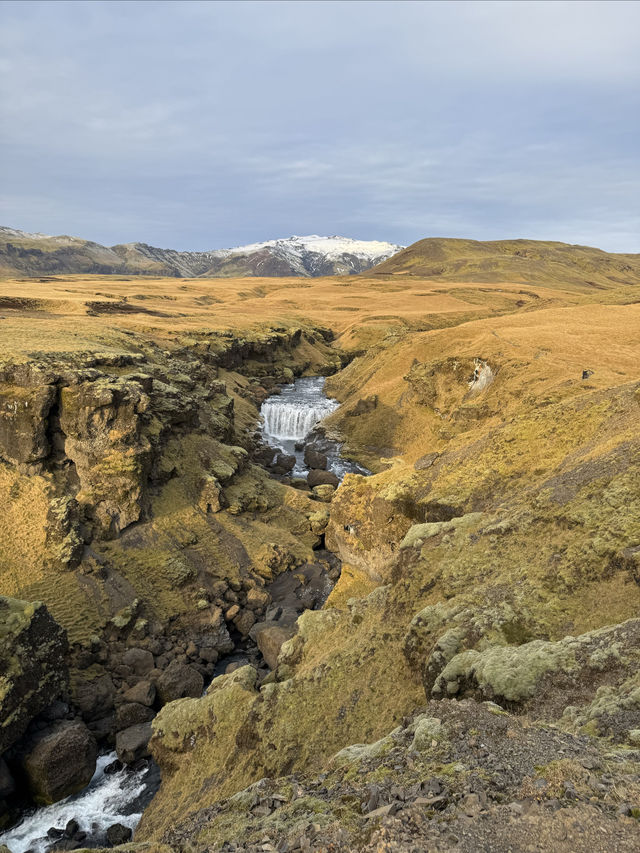 冰島有多層梯級瀑布的斯科加瀑布