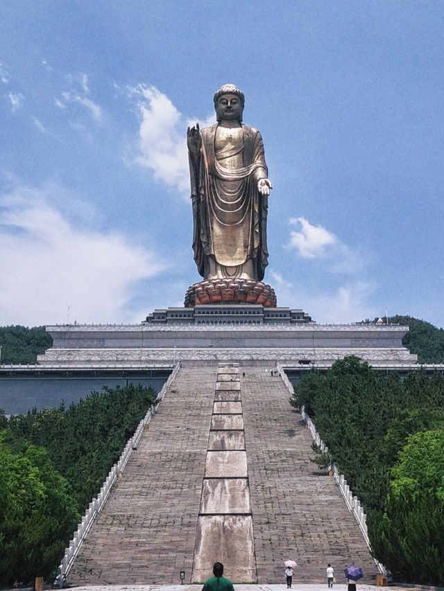 中國第一高佛！208米金光巨佛太震撼了