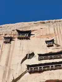 初冬的馬蹄寺，遠山微雪，不慌不忙爬樓去