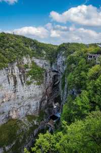 **天門山全攻略|99道彎公路+999級天梯+穿越雲霧的纜車** **三大必玩王炸組合**1