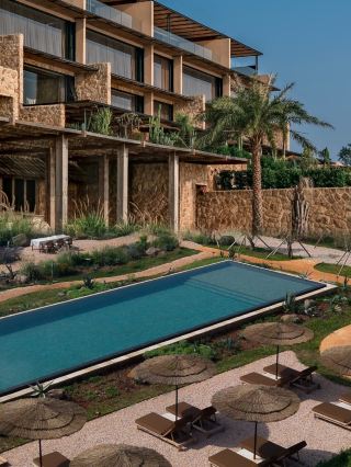 방도 거대 고래 절벽 호텔｜절벽가에서 자며 바다를 보고 왼쪽은 바다, 오른쪽은 은하수를 안다