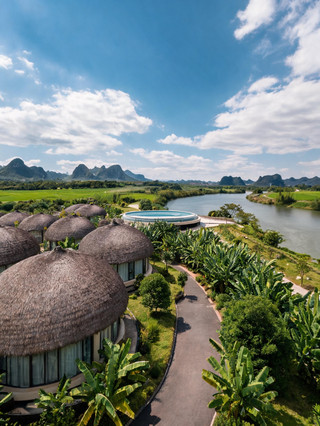 Menginap di hotel tepi sungai yang terletak di tengah pegunungan dan perairan Yangshuo sungguh menakjubkan!