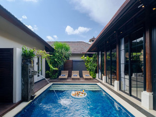 Kamar untuk empat orang di Seminyak, Bali ini sangat cocok untuk liburan bersama teman-teman.